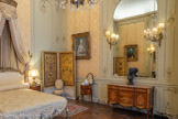 <center>La chambre de Madame </center>Portrait de femme lisant une lettre Franz Bernhard FREY (1716-1806)
Pastel
1758. <br>
Pot à eau et cuvette Manufacture de Clignancourt Porcelaine
XVIIIe siècle. <br>
Table de toilette en forme de cœur pour homme Paris
Bois de rose, d’amarante, de satiné et de sycomore
Vers 1765. <br>
Commode à cinq tiroirs
Attribuée à Nicolas-Louis-Cyrille LANNUIER
Bois de rose, d’amarante et de sycomore, bronze doré, marbre Vers 1780
<br >Buste d’homme. Jean-Jacques CAFFIERI (1725-1792)
Terre cuite, patine noire
1746.