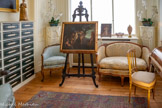 <center>Le Petit salon de Madame</center>Diane et Actéon Francesco ALBANI, dit L'ALBANE
(1578-1660) Huile sur cuivre XVIIe siècle 
Don Vittorio et Giuliana Moreno, 2017 <br>
Portrait de Nélie André en robe de bal costumé Attribué à Antoine-Ernest HÉBERT (1817-1908)
Huile sur toile Vers 1900-1905 <br>
Paire de corbeilles à fruits, au chiffre d’Édouard André Paris Porcelaine. <br>
Marquise « en ottomane » ou petit canapé « à joues » Paris Bois naturel, sculpté et ciré
Vers 1760 <br>
Paire de vases : danse d’enfants D’après CLODION Terre cuite, bronze doré
XVIIIe siècle <br>
 Bureau à cylindre de milieu, marqueté
Paris Bois de rose, de violette et de sycomore, bronze doré Vers 1870 <br>
Chaise de style Louis XVI Paris Bois sculpté et doré XIXe siècle<br>
Tapis mamelouk Le Caire, Égypte. Laine et velours 1ère moitié du XVIIe siècle