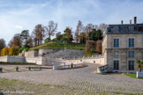 <center>Le domaine de Saint-Cloud</center>Rampe d’accès, avec, à gauche, les vestiges de la passerelle suspendue. En haut, point de vue de Montretout et Jardin anglais du Trocadéro