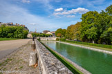 <center>Le domaine de Saint-Cloud</center>Bassin des Carpes. La ressource en eau reposait sur la présence d’un cours d’eau, le ru de Vaulichard, en provenance de Vaucresson, qui traversait le parc à l’origine. A partir d’un certain point, il était dévié de son lit d’origine et canalisé.

L’apport en eau était également fourni par plusieurs sources, à proximité du château. La source de la Reine ou source d’Aulnay était utilisée pour approvisionner la demeure en eau potable. Elle existe toujours, sous la terrasse du château, et alimente le bassin du Fer à Cheval.

En 1679, Louis XIV a offert à Philippe d’Orléans la propriété du financier Pierre Monnerot, l’actuelle mairie de Sèvres. Pour alimenter la cascade de son jardin, celui-ci utilisait les eaux d’une source à Ville-d’Avray, l’actuelle Fontaine du Roy. Monsieur dispose donc à partir de cette date d’un accès aux eaux provenant de Ville-d’Avray. Pour les conduire jusqu’à l’intérieur du parc, la construction d’un aqueduc est alors nécessaire. Entrepris en 1685, il est opérationnel à la fin du XVIIe siècle.