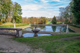<center>Le domaine de Saint-Cloud</center>En 1577, Catherine de Médicis offre à son écuyer, Jérôme de Gondi, un petit domaine de 13 arpents sur le coteau dominant la Seine. Il fait aménager une maison de plaisance entourée de jardins en terrasse, sur le modèle des villas de la Renaissance italienne, ponctués de parterres de broderies, de statues, de fontaines, de bassins et de grottes.

Le bassin carré du Grand Jet, dont la hauteur et la puissance du jet d’eau sont toujours aussi spectaculaires aujourd’hui, est le seul élément qui subsiste de cette période.