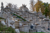 <center>Le domaine de Saint-Cloud</center>Le décor sculpté de la cascade se rapporte, pour l’essentiel, à l’eau, en associant des animaux aquatiques réels, des créatures marines fantastiques et des groupes sculptés illustrant des épisodes de la mythologie.

Des allégories des éléments complètent l’ensemble. Depuis 1734, Le groupe sculpté La Jonction de la Seine et de la Marne couronne la composition. Le bassin recueillant les eaux de la cascade haute est encadré par les statues ailées des vents, Auster, Borée, Eurus et Zéphyr, qui soufflent aux quatre points cardinaux.

42 mascarons  mêlant traits humains et éléments végétaux, minéraux ou animaux, représentent les forces naturelles maîtrisées pour transformer l’eau en spectacle et servir la gloire du prince