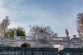 <center>Le domaine de Saint-Cloud</center>La Grande Cascade. Depuis 1734, le groupe sculpté La Jonction de la Seine et de la Marne couronne la composition.