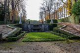 <center>Le domaine de Saint-Cloud</center>Le Bassin aux Chiens constitue l'un des plus anciens bassins du parc même s'il a subi de nombreuses transformations. Il était anciennement appelé « Fontaine de rocaille », en référence aux deux vasques superposées en rocaille à partir desquelles l'eau s'écoulait en nappe d'un bassin à l'autre.