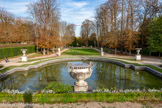 <center>Le domaine de Saint-Cloud</center>Le bassin des trois bouillons termine la perspective formée par le bassin des chiens et l’allée des goulottes. Ce bassin a une forme d’arc de cercle, permettant d’y installer 3 jets. Deux sont placés au fond et un autre sur le devant. Tout autour, des grands vases se dressent pour donner de la hauteur au bassin.