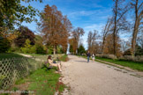 <center>Le domaine de Saint-Cloud</center>Montée vers le jardin du Trocadéro.  Il a été aménagé sous Louis XVIII en 1823, et achevé sous Charles X. Tout d'abord appelé « jardin de Montretout », il est renommé « jardin du Trocadéro » en hommage à la victoire remportée en 1823 dans cette ville d'Espagne par le duc d'Angoulême. Ce jardin était destiné aux « Enfants de France », les neveu et nièce du roi. Maximilien-Joseph Hurtault, architecte du roi, puis Dubreuil sont chargés de la réalisation du jardin. Il est ouvert progressivement au public à partir de 1872.