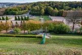 <center>Le domaine de Saint-Cloud</center>Les vestiges de la passerelle suspendue. Lorsque le jardin est achevé, Charles X fait rajouter une passerelle suspendue pour accéder directement du château au jardin du Trocadéro.