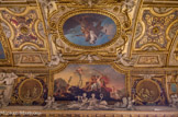 <center>La galerie d'Apollon.</center> Stuc : Thomas Regnaudin, Euterpe et Clio (1663-1665). Peinture de Hugues Taraval (L’Automne ou Le Triomphe de Bacchus et d'Ariane, 1769). Avril et Mai.