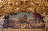 <center>La galerie d'Apollon.</center> Au nord, la terre (Le Triomphe de la Terre ou Le Triomphe de Cybèle (1850) de Joseph-Benoît Guichard,1806-1880). Stuc de Gaspard Marsy, Calliope (1663-1665)