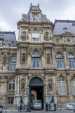 <center>L'hôtel de Ville de Paris.</center>Façade rue Lobau. La façade arrière sur la rue Lobau comporte deux portails encadrés par des lions assis, en bronze, réalisés par Alfred Jacquemart, porte de gauche.</center>