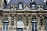 <center>L'hôtel de Ville de Paris.</center>Façade rue Lobau. Les Beaux Arts, les Sciences, Les Lettres. Entre les pilastres, le Droit, la Force, les arts.</center>