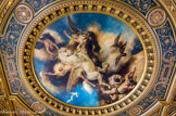 <center>Salon des arcades.</center>Au plafond du salon des arts, Léon Bonnat célèbre « le triomphe de l'art ».</center>