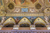 <center>La salle des fêtes.</center>A gauche, la Guyane peinte par F. Humbert, à droite, la Provence.</center>