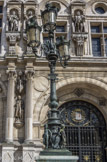<center>L'hôtel de Ville de Paris.</center>La façade principale est ornementée de personnages marquants de la ville de Paris, artistes, savants, politiciens, industriels.</center>