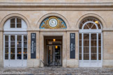 <center>Cour d'honneur de l'Hôtel de la Marine.</center>Horloge de la cour d'honneur.  L. Chaudot. 1830-1850.  Horloge formée d'un fond en bois de chêne sur lequel sont fixés la moulure et douze éléments en cuivre émaillé portant des chiffres arabes (minutes) et romains (heures) séparés par une bande géométrique. Les aiguilles sont ajourées, dorées et fixées sur un médaillon en émail en blanc. Cette horloge était reliée à un dispositif de 