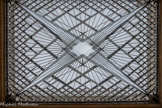 <center>Cour de l’Intendant.</center>La verrière « en diamant » de Hugh Dutton. Une impressionnante installation faite de vitres à l’effet miroir qui permet d’apporter de la luminosité, et de conserver l’harmonie de la cour du XVIIIe siècle.
