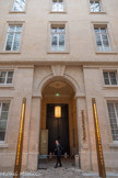<center>Cour de l’Intendant.</center>Au sol, d’authentiques pavés du XVIIIe siècle nous rappellent le temps où les artisans allaient et venaient entre les divers ateliers d’ébénisterie, de tapisserie ou encore de lustrerie situés dans cette même cour.