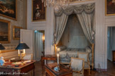 <center>Chambre de Monsieur Thierry de Ville-d'Avray</center>Lit à la romaine. Georges Jacob. 1780-1780. 
Lit en noyer redoré et garniture en damas de soie. Les deux chevets sont flanqués de colonnes se muant en carquois en partie supérieure, sculptés de torsades, de motifs végétaux, de cloches de muguet, de perles, de marguerites et de palmettes. La tête de lit est sommée d'une figure de femme couchée et couronnée de feuilles de lierre représentant Terpsichore, muse de la danse, et repose sur un médaillon orné d'une tête de femme de profil. Derrière elle se trouvent les attributs de la musique, une harpe et une trompette. L'autre chevet représente Eros, un tas de flèches et des guirlandes de fleurs. Ce lit provenant de la collection de Zwingelstein est réputé avoir appartenu à Marie-Madeleine Guimard (1746-1816), illustre courtisane et danseuse. Ce lit était probablement placé dans la chambre de son hôtel particulier construit par Ledoux rue de la Chaussée-d'Antin.
Georges Jacob (1739-1814) est reçu maître en 1765. Auteur de très nombreux fauteuils,  il est l'un des ébénistes favoris de Marie-Antoinette et des frères du roi et devient en 1781 ébéniste ordinaire du comte de Provence, futur Louis XVIII, et du comte d'Artois, futur Charles X. <br>Tableau : Sainte Cécile. La Fosse, Charles de.