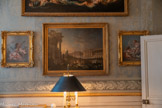 <center>Chambre de Monsieur Thierry de Ville-d'Avray</center>Tableau : Vue du Pont-Neuf.  Pierre-Antoine Demachy. 1792. Tableau représentant une vue de fantaisie du Garde-Meuble de la Couronne (actuel Hôtel de la Marine), d'une partie du Pont-Neuf, avec la place de la Révolution en arrière plan et un arc de triomphe en ruines sur la partie gauche, au premier plan. Tableau : Deux putti, ou L'Astronomie. 1752-1754. Deux amours dans des nuées, l’un tenant une longue vue et l’autre, une torche et une loupe. Cadre en bois sculpté aux formes chantournées et doré. Peintre extrêmement prolifique et l’un des plus célèbres du siècle de Louis XV, François Boucher (29 septembre 1703-30 mai 1770) est né et mort à Paris. Reçu comme peintre d’histoire en janvier 1734, il est un peintre de scènes galantes et pastorales mais réalise aussi des œuvres inspirées de sujets mythologiques ou tirées de la religion chrétienne . Peintre favori de la marquise de Pompadour, il en réalise plusieurs portraits. <br>Tableau : Deux putti, ou Le Dessin. François Boucher. Deux amours dans des nuées, leur carquois déposé à côté d’eaux et accompagnés d’une colombe, formant une allégorie du dessin : l’un, de profil droit, dessine à la plume d’oie ; l’autre, placé légèrement au-dessus de lui, tient une couronne de laurier dans sa main gauche et lève une torche de sa main droite. Cadre en bois sculpté aux formes chantournées et doré.