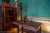 <center>Cabinet de physique</center>Tour dit de Fontanieu. 1775-1824. Machine servant à guillocher en ligne droite, c’est-à-dire à orner des objets, notamment de petite taille (boîtes de montres, pièces d’horlogerie et d’orfèvrerie...), de traits gravés en creux et entrelacés. ette machine appartenait à Pierre de Fontanieu, intendant et contrôleur général du Garde-Meuble de la Couronne né à Paris le 10 décembre 1731. Il succède à son père, Gaspard-Moïse de Fontanieu, marquis de Fiennes et de Fontanieu. Membre de l’Académie royale des sciences de Suède à partir de 1779, il mourra en 1784 après s’être retiré au profit de Marc-Antoine Thierry de Ville-d’Avray, qui devient alors contrôleur général des meubles de la Couronne.