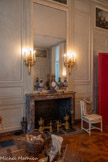<center>La Salle à manger </center>Paire de vases décoratifs.  Charles-Nicolas Dodin, Manufacture de porcelaine de Sèvres. 1765-1767. Paire de vases bouteilles du type 