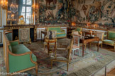 <center>Chambre d'apparat de Mme Thierry de Ville d'Avray.</center>Tapis tissé à la manufacture royale de la Savonnerie sous le règne de Louis XVI. Tapis composé d'un caisson rectangulaire à coins ronds et saillants sur les petits côtés, encadré d'une bande à fond blanc bordé or, décorée d'un branchage ondulé à fruits rouges. La rosace centrale est rouge à coeur or sur fond gris pâle et entourée d'une couronne de lauriers or enrubannés. Aux quatre angles intérieurs du caisson, est disposé un bouquet en couronne de fleurs multicolores réunis par quatre guirlandes de même fleurs. Le pourtour de caisson est à fond or vert à semis plus pâle de rosaces dans des carrés. Sur ce fond prennent place des guirlandes de fleurs multicolores plus fournies aux angles et aux deux axes extérieurs. La bordure est constituée de faisceaux or, liés de ruban rose.