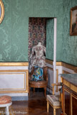 <center>Chambre d'apparat de Mme Thierry de Ville d'Avray.</center>Robe à l'anglaise retroussée en polonaise en indienne. Manteau et jupon à la taille d'une jeune fille, imprimée à la planche de bois de guirlandes ondulantes de roses et rameaux de fleuris en trompe-l'œil d'un taffetas chiné à la branche. Manteau à manches en sabot à brassards ruchés garni sur le pourtour de falbalas froncés soulignés d'une crête de couleurs coordonnées. L'arrière du manteau retroussé est maintenu par des cordons attachés à deux boutons fixés sous la taille. Robe provenant de la Maison Godillot à Paris.
