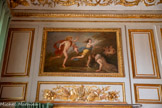 <center>Chambre d'apparat de Mme Thierry de Ville d'Avray.</center>Dessus-de-porte : Apollon et Daphné. 1773.  Dessus-de-porte représentant Apollon (à gauche) poursuivant Daphné (au centre), un vieillard demi-couché (à droite), un amour et deux femmes en arrière-plan. La légende d’Apollon et Daphné est tirée des Métamorphoses d’Ovide, qui raconte la mésaventure de cette nymphe d’une grande beauté poursuivie par la convoitise d’Apollon, suscitée par une flèche de l’Amour. Désireuse de garder sa virginité, elle prie dans sa fuite le fleuve Pénée (son père) de lui enlever sa beauté qui est la cause de son malheur ; celui-ci la métamorphose alors en laurier. Oeuvre de Simon Julien, peintre, dessinateur et graveur toulonnais né le 28 octobre 1735 et mort à Paris le 24 février 1800.