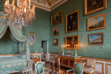 <center>Chambre d'apparat de Mme Thierry de Ville d'Avray.</center>Fauteuils. Gilles Hyacinthe Vinatier. 1775-1799.  Fauteuil à la reine en bois peint en blanc, reposant sur quatre pieds fuselés et cannelés portant des dés de raccordement à fleurettes reliant les traverses simplement moulurées. Les consoles d’accotoirs, formées d’un balustre cannelé et feuillagé sont placées en retrait des pieds antérieurs. Les accotoirs sont garnis de manchettes et s’achèvent en enroulement. Les montants du dossier sont traités en colonnettes dégagées surmontées de dés et de pommes en forme de panache. La traverse haute du dossier est marquée par deux quarts de rond formant un fronton. L’ensemble est garni en plein et couvert d’un damas vert, le dossier en forme d’écusson.   
Tableaux, de gauche à droite, de haut en bas : Nature morte à l'aiguière. Alexandre-François Desportes. Le Petit Pêcheur. Portrait d'homme. Caspar Netsc. L'évanouissement d'Esther. Ts. Vue d'un port.  Charles François Grenier de Lacroix.