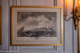 <center>La bibliothèque</center>Estampe : Le port de Cette en Languedoc.  Charles-Nicolas Cochin, Jacques-Philippe Le Bas. D’après Claude Joseph Vernet. Vue d'un voilier et d'une barque remplie de personnages en pleine tempête. Cadre mouluré et doré, sommé d’un noeud et de branches et orné, dans la partie inférieure, d’un cartouche entouré de branches de laurier. 1762