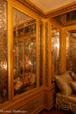 <center>Le cabinet des glaces</center>On entre dans le cabinet des Glaces directement par sa chambre à coucher pour y découvrir de grands miroirs muraux encadrés par de magnifiques décors dorés et sculptés. Les glaces sont peintes de décors floraux, d’oiseaux, de femmes et de petits angelots joufflus. À l’origine, c’était des femmes nues sur des piédestaux, et non de petits anges, qui ornaient les miroirs ! C’est la femme de Marc-Antoine Thierry de Ville d’Avray, successeur de Fontanieu, qui a fait retoucher les peintures par pudeur.