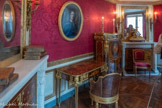 <center>Cabinet doré.</center>C'est là où travaillait le premier intendant Pierre-Élisabeth de Fontanieu. Livrée en 1771, la Table des Muses, au premier plan, est une commande de Pierre-Elisabeth de Fontanieu (1731-1784), intendant et contrôleur général du Garde-Meuble de la Couronne depuis la mort de son père en 1767. Elle vient meubler les appartements que Fontanieu s'aménage dans le bâtiment nouvellement construit par Gabriel. Elle est accompagnée d'un secrétaire à abattant (acquis en 2019 par le CMN), d'une encoignure, qui répondait à la cheminée fermée par deux vantaux au décor de marqueterie identique, et d'une commode (musée Condé de Chantilly). L'ensemble est commandé à Jean-Henri Riesener (1734-1806), qui est nommé ébéniste ordinaire du roi en 1774.