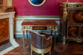 <center>Cabinet doré.</center>Table des Muses. Jean-Henri Riesener. 1771. La table repose sur trois pieds en gaine plaqués d'amarante, dont les angles sont marqués par une baguette de bronze doré.  En façade, plusieurs niveaux de tiroirs peuvent être ouverts à partir de la serrure centrale. Le premier tiroir est situé derrière le panneau de marqueterie central. Il est suivi de deux coffres latéraux situés derrière le bas-relief de rinceaux en bronze doré ajouré. Ils sont fermés par des tablettes qui en s'ouvrant donnent accès aux petits tiroirs cachés dans les tiroirs latéraux. Au centre, un écritoire se dégage. La Table des Muses n'est pas une simple table. C'est une table mécanique, dont l'ingéniosité témoigne du talent de son auteur. Elle renvoie à la formation de Riesener auprès de Jean-François Oeben (1721-1763), ébéniste du roi à partir de 1754, et dont la spécialité était la réalisation de meubles à mécanisme et à la marqueterie soignée.