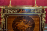 <center>Cabinet doré.</center>Au-dessus de l'abattant sont représentés de jeunes enfants présentant une lettre à Mercure.