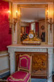 <center>Cabinet doré.</center>Pendule : Les Arts et les Sciences. endule sur un socle en marbre blanc orné d'un bas-relief en bronze doré représentant des putti dans des nuages, entre deux frises végétales. Le cadran est placé sur un second socle en bronze doré orné d'un bas-relief représentant des putti jouant avec les instruments des Arts et des Sciences. De chaque côté du cadran sont adossés deux personnages, un homme écrivant et une femme lisant un livre, allégories des Sciences et des Arts. Le cadran est surmonté d'une sphère et d'instruments de géométrie en bronze doré. <br>Chaise. Nicolas-Quinibert Foliot. 1750-1799. Chaise semi-cabriolet en hêtre doré avec les pieds cannelés tors. Décor de perles et de rosaces. Dossier en chapeau de gendarme ; garniture de tissu sur dossier et assise.