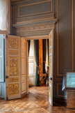 <center>Vers les salons.</center>