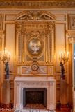 <center>Salon d'honneur.</center>Buste du prince-président Louis-Napoléon Bonaparte, en uniforme de général à épaulettes et col à feuilles de chêne. Trois décorations sur la poitrine, à gauche : Légion d'Honneur, médaille militaire et plaque de la Légion d'Honneur.