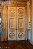<center>Salon d'honneur.</center>La décoration de ces pièces est grandiose : des panneaux blancs font ressortir des décors en bois sculptés et dorés.