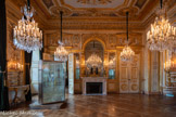 <center>Salon d'honneur.</center>Les cheminées de part et d'autre de l'ensemble sont surmontées de glaces où se reflètent les lustres et les dorures du plafond. Ces pièces ont été un écrin parfait pour tous les événements de prestige organisés par l'État ou les ministres de la Marine tout au long des XIXe et XXe siècles.