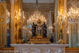 <center>Salon d'honneur.</center>Pendule, les Mathématiques et l'Astronomie,  en bronze patiné, dite des Mathématiques et de l’Astronomie, se compose d'un fût de colonne accueillant le cadran surmonté d'un globe terrestre en bonze doré. Le fût est orné d’une scène à l’antique en bronze doré représentant des hommes en arme et une figure féminine étendue au pied d'une statue. De part et d’autre du groupe central, se dressent les Mathématiques et l'Astronomie sous la forme de deux figures féminines en bronze patiné, chacune dotée de leurs attributs en bronze doré. L'ensemble repose sur un socle en porphyre rouge et en bronze doré sur lequel se déploie un relief figurant un cortège à l’antique mêlant des femmes drapées, un lion chevauché par l’Amour, un taureau, un aigle et un cygne. 1800-1824.