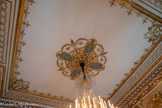 <center>Salon diplomatique</center>Autour du lustre, des ancres de marine.