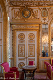 <center>Salon diplomatique</center>Marquise en hêtre sculpté et doré, dont les pieds antérieurs sont à double balustres sur roulettes et les pieds postérieurs en sabre. Les traverses en méplat sont ponctuées de rosaces comme les dés de raccordement. Les consoles d'accotoirs sont traitées en balustres détachées. Les accotoirs sont garnis en plein et pourvus de manchettes. Les montants du dossier, simplement moulurés se retournent en crosse. L'assise est garnie à carreau et le dossier en plein. L'ensemble est couvert d'une soie rouge moirée et galonnée. Jacob Frères. 1796-1803.