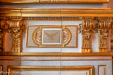 <center>Salon diplomatique</center>Dans ce décor, une porte permettait à un espion de se cacher tout en écoutant ce qui se disait dans ce salon.