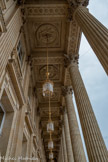 <center>La loggia.</center>Au plafond, les caissons abritent les symboles des grandes activités humaines sculptées en bas-reliefs : l’Agriculture, le Commerce, la Musique, les Arts et l’Égalité.