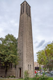 <center>L’église Sainte Jeanne de Chantal </center>Clocher-campanile rectangulaire indépendant, à gauche de la façade principale.
