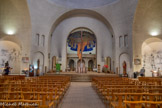 <center>L’église Sainte Jeanne de Chantal </center>Cette église de grand volume aux lignes simples, coiffée au centre par une coupole légèrement aplatie, est presque une croix grecque avec sa longue abside faisant pendant à la nef. Les œuvres dont la présence anime cette église ont été réalisées par Jean Touret de 1970 à 1973. Le chemin de croix est l’œuvre d’Anne-François de Sérilly, réalisée en 2016