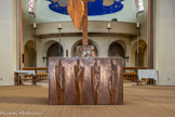 <center>L’église Sainte Jeanne de Chantal </center>Maître-autel avec personnages en bas-relief (cuivre). Le mobilier liturgique, les sculptures et la majeure partie de la décoration
ont été confiés à Jean Touret et à son fils Sébastier Touret.