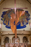 <center>L’église Sainte Jeanne de Chantal </center>Au centre de l’église, la Croix du Christ en cuivre domine le chœur. Deux personnages attachés à cette Croix, témoignent que Jésus, élevé de terre, attire tout à lui.