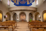 <center>L’église Sainte Jeanne de Chantal </center>L’abside est la partie la plus ancienne. Le Saint Sacrement y est présent.
Au fond, apparaît la représentation glorieuse du Fils sortant du tombeau et remontant vers le Père.
