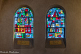 <center>L’église Sainte Jeanne de Chantal </center>Pour la chapelle du Saint Sacrement, le maître-verrier Jacques Le Chevallier (1896-1987) a composé huit vitraux figuratifs, les Litanies de la Vierge. 1956. A gauche, le Jardin Secret, à droite, la Tour de David.